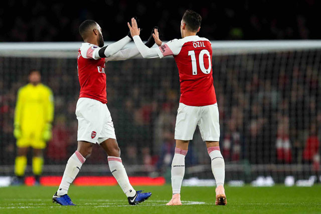 Lacazette tỏa sáng, Arsenal nối dài mạch trận bất bại