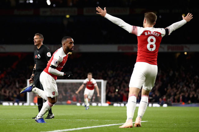 Lacazette tỏa sáng, Arsenal thoát thua trước Liverpool