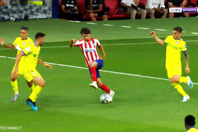 Felix khiến 3 cầu thủ Getafe vất vả theo kèm.