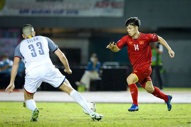 Tình huống bỏ lỡ của Công Phượng gây ấn tượng mạnh nhất lượt đi vòng bán kết AFF Cup 2018.