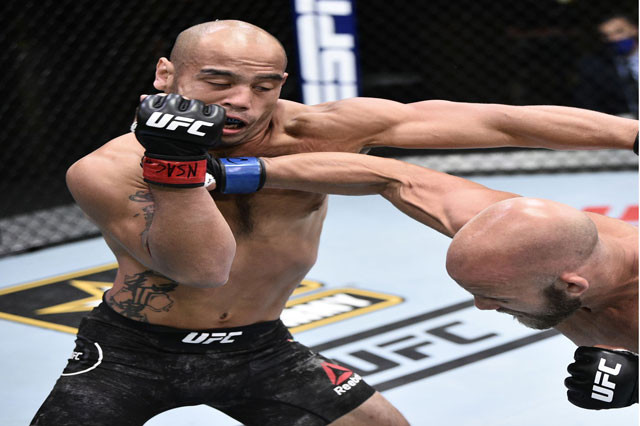 Justin Jaynes ra đòn hạ knock-out đối thủ.