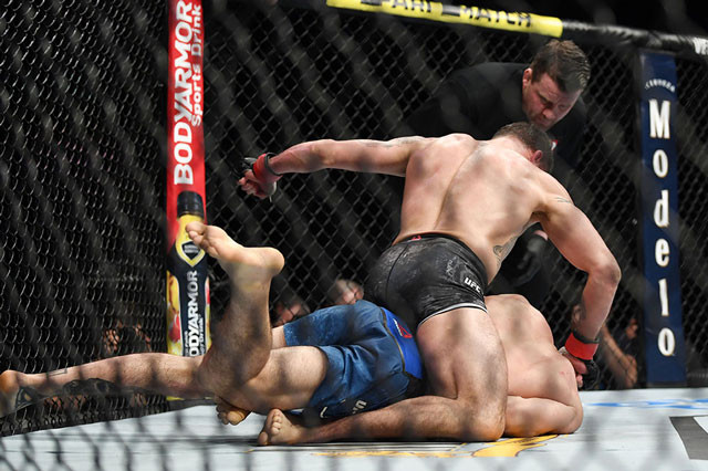 Diego Sanchez ra đòn khiến đối thủ không thể chống đỡ.