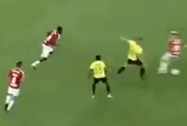 Fatos Beciraj đã "xâu kim" 4 cầu thủ đối phương trong vòng 5 giây.