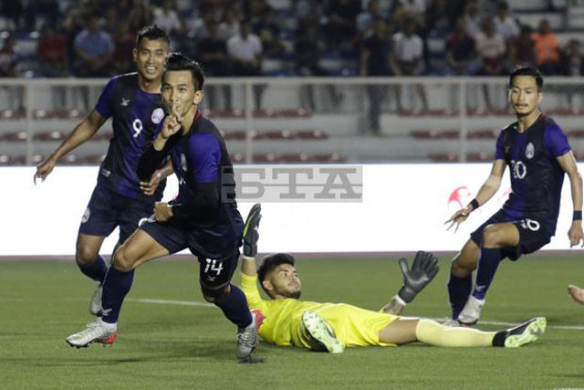 Các cầu thủ U22 Campuchia ăn mừng bàn thắng.