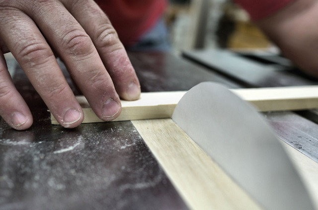 Thí nghiệm dùng cưa giấy để cắt gỗ