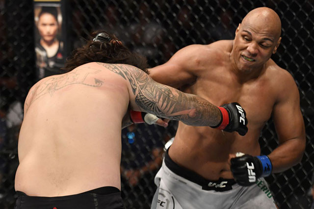 Marcos Rogerio de Lima hạ gục đối thủ.