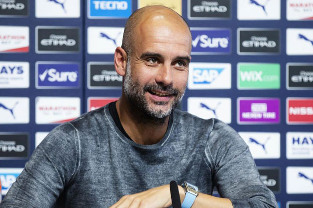 HLV Man City nhận xét bất ngờ về cơ hội vô địch của 'hàng xóm' M.U