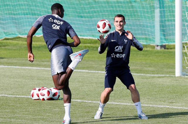 'Đột nhập' sân tập của tuyển Pháp trước trận chung kết