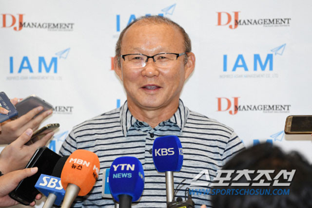 HLV Park Hang-seo trả lời phỏng vấn.