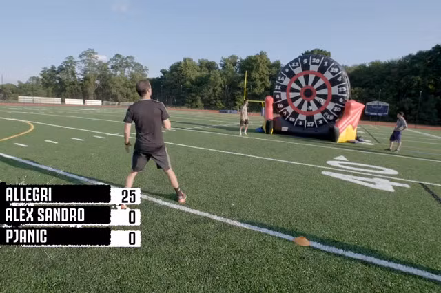 Clip: Cầu thủ Juve dùng bóng… thay phi tiêu