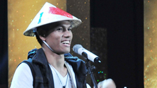 Y K’roc chinh phục BGK bằng “Sài Gòn cà phê sữa đá”. Ảnh: Thu Cúc