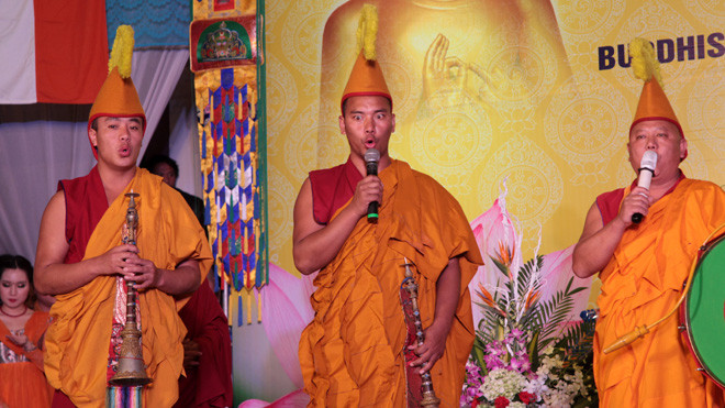 Khi các vị sư Ấn Độ hát. Ảnh: N.M.Hà