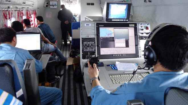 Trên máy bay tìm kiếm máy bay Malaysia mất tích. ẢNH: Trường Điển