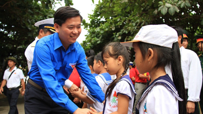 Bí thư T.Ư Đoàn Nguyễn Long Hải thăm hỏi, động viên các chiến sĩ và cháu nhỏ trên đảo Trường Sa Lớn. Ảnh: Trường Phong