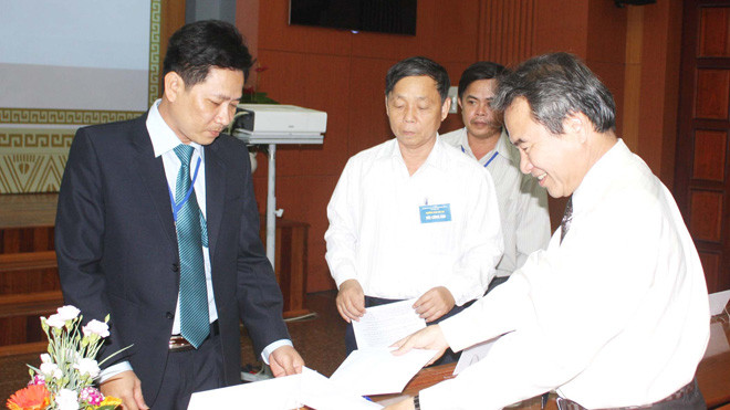 Các ứng viên làm các thủ tục trước khi vào phần thi viết. Ảnh: Nguyễn Thành