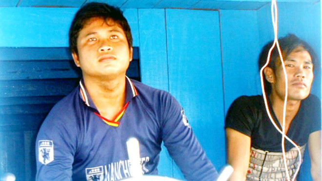 Thuyền trưởng Bùi Văn Phải (trái) vui mừng chỉ huy con tàu của “Triệu trái tim” tiếp tục vươn khơi Hoàng Sa. Ảnh: Anh Thư