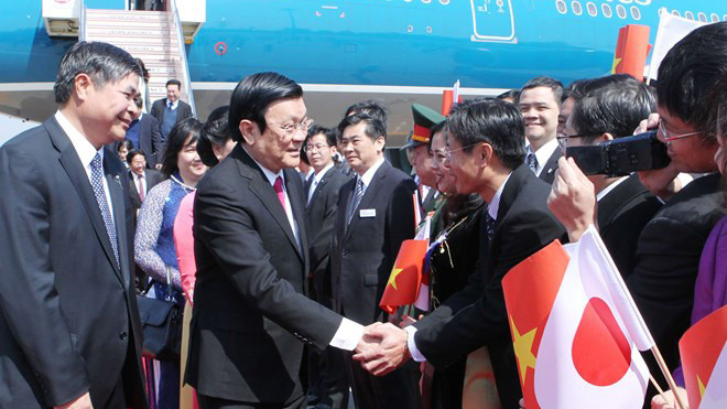 Cán bộ, nhân viên Đại sứ quán Việt Nam, cộng đồng người Việt Nam ở Nhật Bản đón Chủ tịch nước Trương Tấn Sang và Phu nhân. Ảnh: Nguyễn Khang/TTXVN