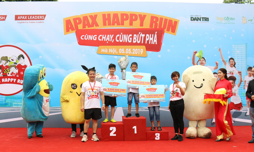 Trao giải cho các "vận động viên" nhí.