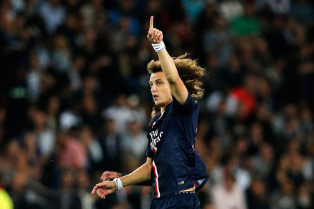 Luiz là cầu thủ đầu tiên chọc thủng lưới Barca mùa này. Ảnh: Sbnation