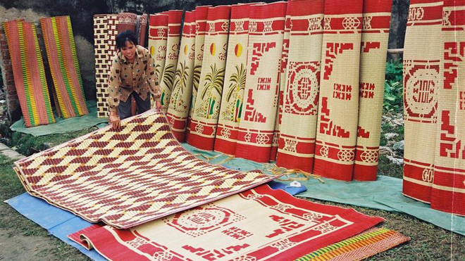 Người lao động nhận thưởng Tết bằng chiếu ở Nga Sơn, Thanh Hóa đã mang ra chợ bán. Ảnh: Gia đình và Xã hội