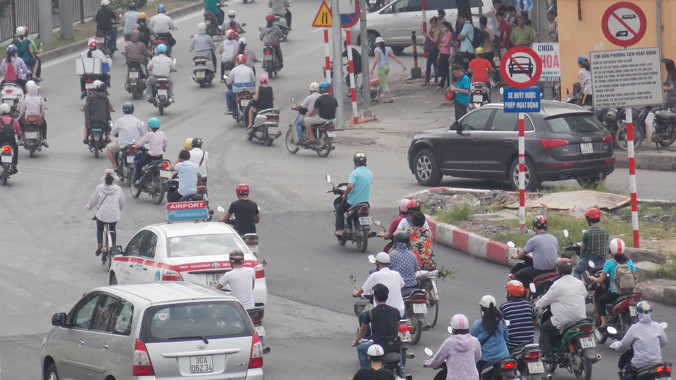 Giao thông hỗn độn tại đoạn phân luồng. Ảnh: Trọng Đảng