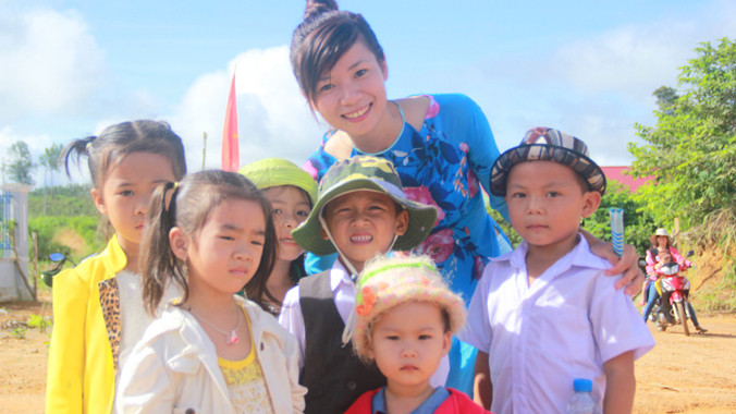 Cô Ngô Thị Hồng nhiều lần vượt khó “cõng chữ” đến với học trò