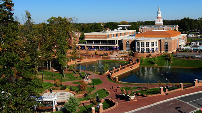 High Point University đẹp như một công viên và tiện nghi như một resort cao cấp. Những tòa kiến trúc ấn tượng của trường được đầu tư xây dựng với số vốn 700 triệu USD (hơn 14,8 nghìn tỷ đồng).