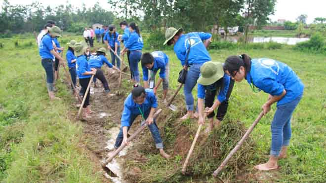 Sinh viên tình nguyện làm mương nội đồng ở Vĩnh Phúc. Ảnh: Trường Phong
