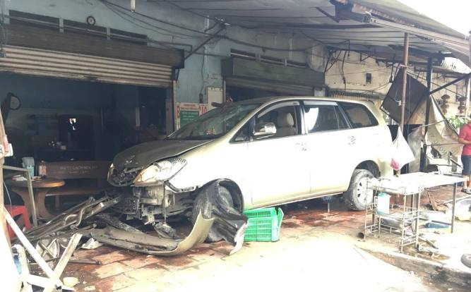 Ô tô 7 chỗ lao vào quán ăn khiến nhiều người bị thương