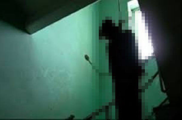 Nguyên giám đốc phòng giao dịch ngân hàng chết trong tư thế treo cổ 