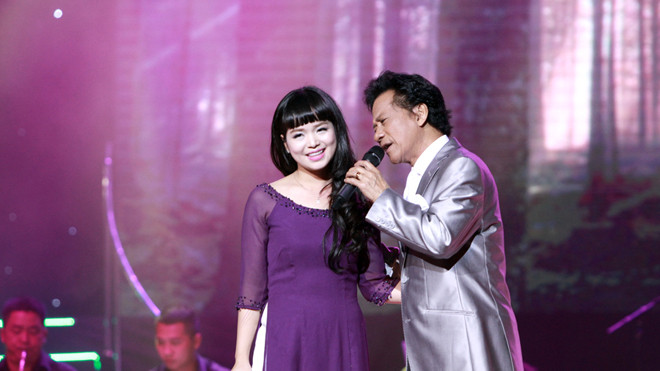Chế Linh nói với giọng ca trẻ Hà Thu Hiền: “Em ráng đóng với anh làm người tình trên sân khấu…”. Ảnh: Hải Bá