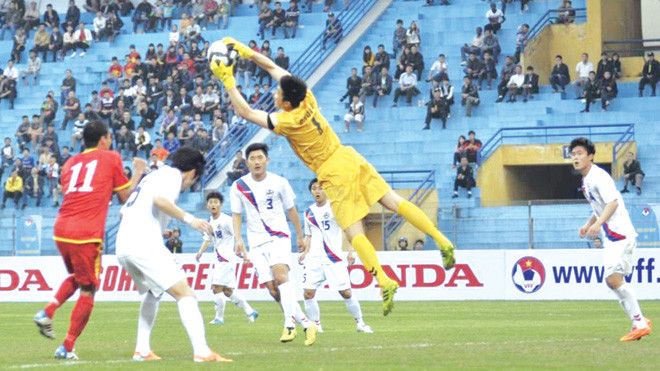 ĐTVN (đỏ) có trận đấu nhạt nhoà trước SV Hàn Quốc chiều qua. ảnh: Hoàng Anh