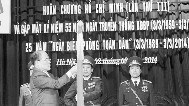 Chủ tịch Quốc hội Nguyễn Sinh Hùng gắn Huân chương Hồ Chí Minh lên Quân ký Quyết thắng của BĐBP