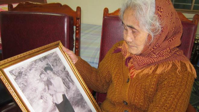 Cụ Khương Thị Chu và tấm ảnh thuở ấu thơ của liệt sĩ Lê Đình Chinh. Ảnh: Hoàng Lam