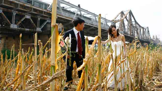 Các bạn trẻ chọn cầu Long Biên chụp ảnh cưới. Anh: Hồng Vĩnh