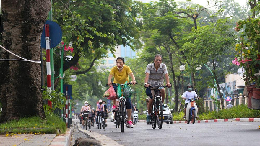 'Ngó lơ' biển cấm, người dân vượt rào tập thể dục