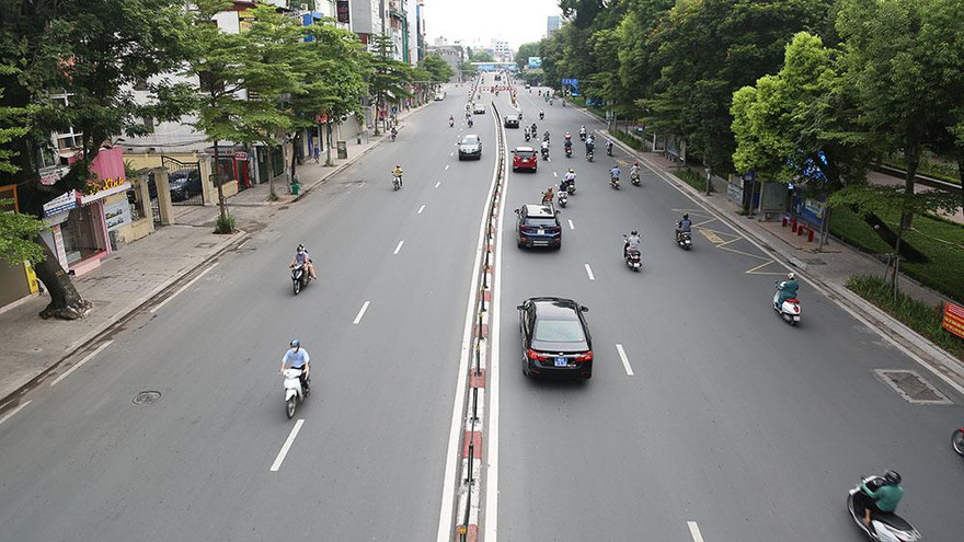 Phố phường Hà Nội vắng vẻ khác lạ trong ngày đầu tuần