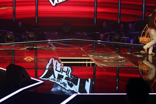 Những mảnh ghép bằng kính cường lực của sàn sân khấu bất ngờ bị vỡ trong live show Giọng hát Việt nhí. 