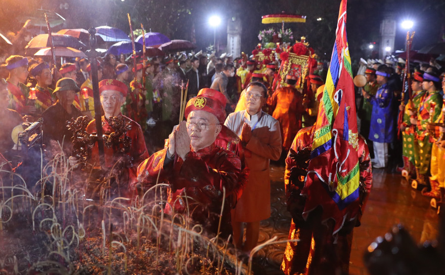 Dòng người đổ về dự khai ấn đền Trần dưới mưa lạnh, đặt 70 chốt an ninh