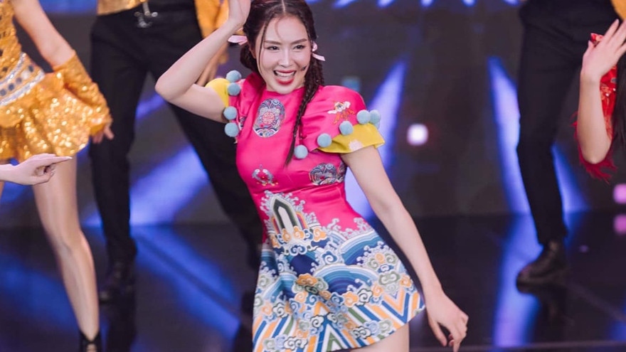 Hồng Diễm diện váy ngắn, nhảy ‘See tình’