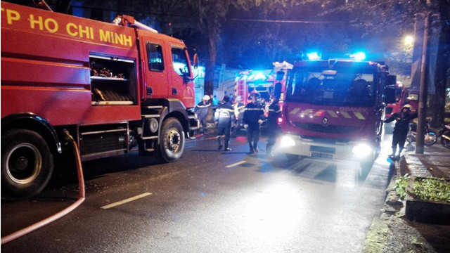Lực lượng PCCC TP.HCM nhận được tin báo đã điều 5 xe cùng hàng chục cán bộ chiến sĩ xuống hiện trường