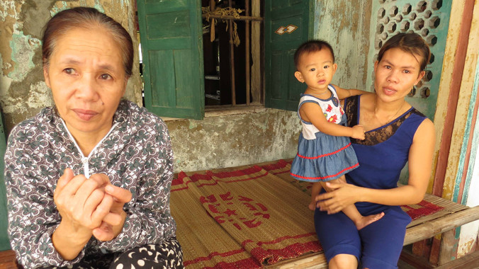 Bà Nghĩa (bìa trái) cùng vợ của thuyền viên từ hơn nửa tháng nay chờ đợi tin tức của các ngư dân