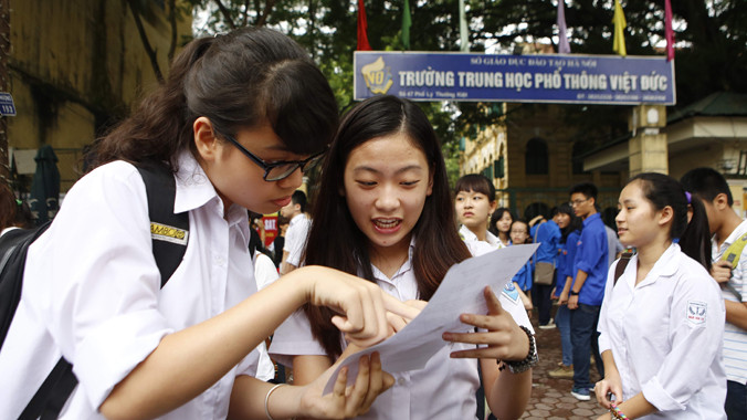 Học sinh trao đổi sau giờ thi môn Ngữ văn. Ảnh: Như Ý