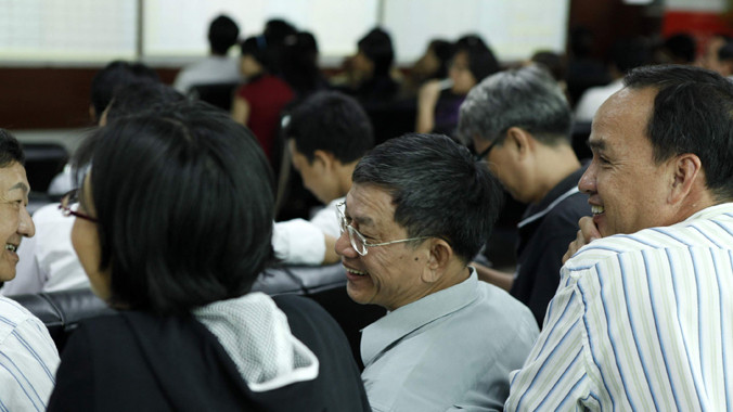  Nhà đầu tư tại sàn chứng khoán Rồng Việt. Ảnh: Như Ý