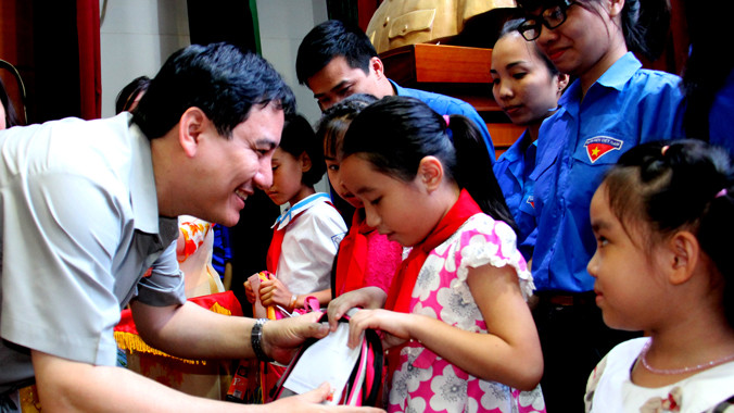  Bí thư thứ nhất T.Ư Đoàn Nguyễn Đắc Vinh tặng học bổng cho con em các chiến sĩ cảnh sát biển, kiểm ngư viên. Ảnh: Trường Phong