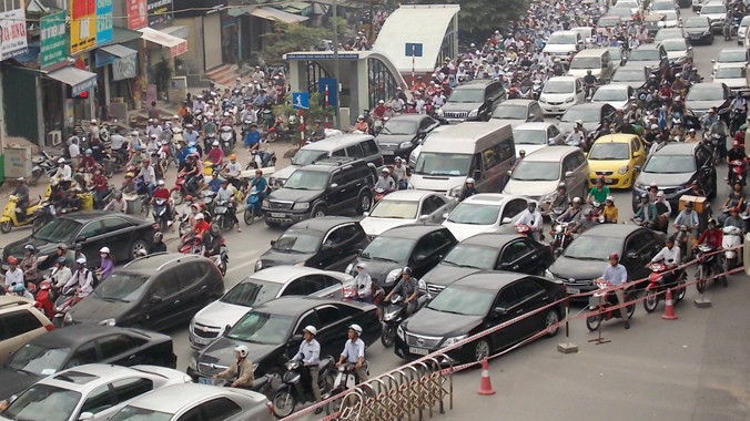 Do lô cốt thu hẹp lòng đường, sáng qua ùn trên diện rộng tại nút Thanh Xuân. Ảnh: Trọng Đảng