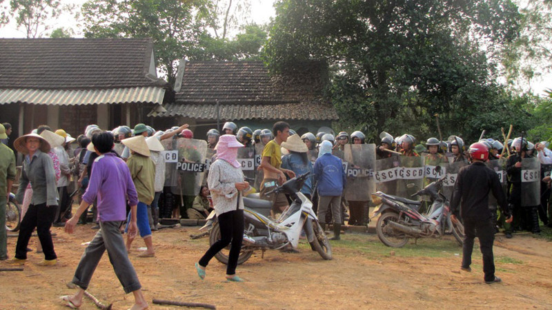 Hàng trăm người dân bắt giữ bốn chiến sĩ công an đang làm nhiệm vụ trên địa bàn thôn Trung Sơn, xã Bắc Sơn ngày 10/4 khiến hơn 100 chiến sĩ phải đến giải cứu.
