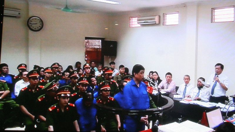 Các luật sư tập trung làm rõ khoản tiền bôi trơn khi mua bán ụ nổi 83M trong phiên tòa sáng 23/4. Ảnh: Bảo Thắng