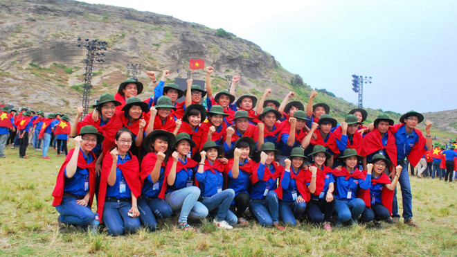  Các đại biểu dự chương trình Sinh viên với biển đảo Tổ quốc thăm đảo Lý Sơn năm 2013. Ảnh: Hoài Văn