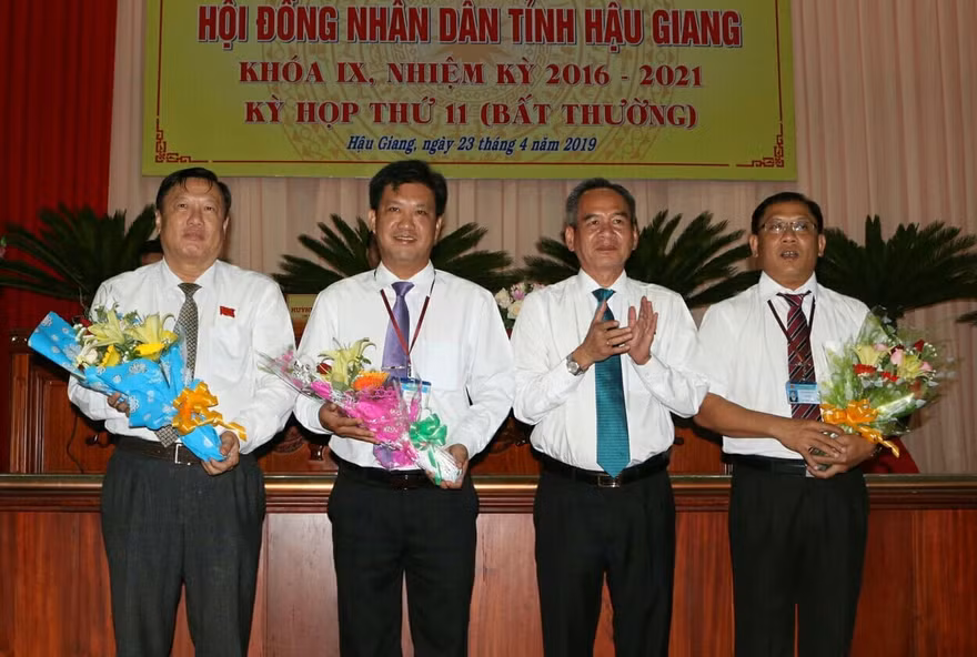 Ông Lữ Văn Hùng - Bí thư Tỉnh ủy Hậu Giang (thứ 2 từ phải qua) chúc mừng các thành viên UBND tỉnh. 
